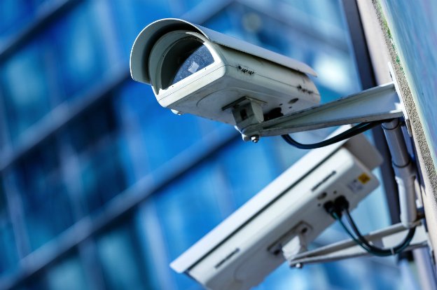 Cámara de videovigilancia instalada en el exterior